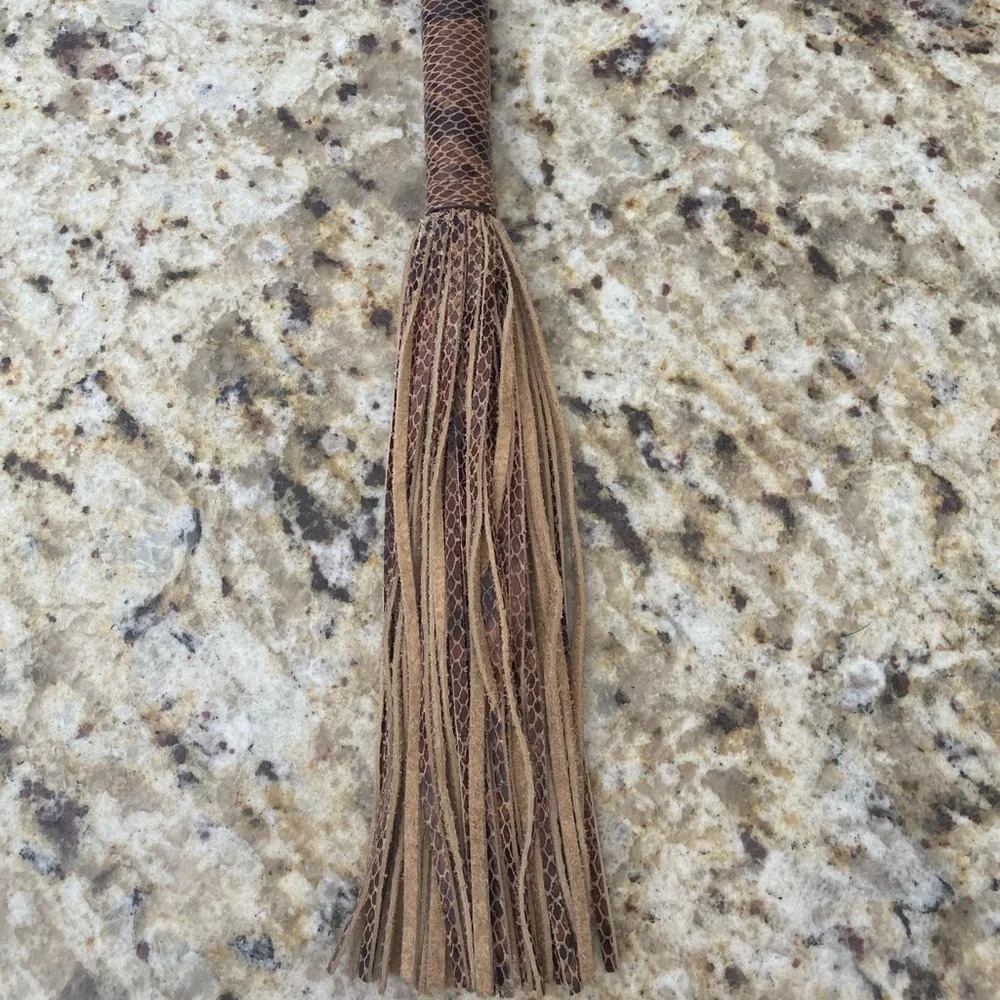 EUC GILI SNAKE EMBOSSED GENUINE LEATHER LARGE TASSEL - Picture 3 of 7